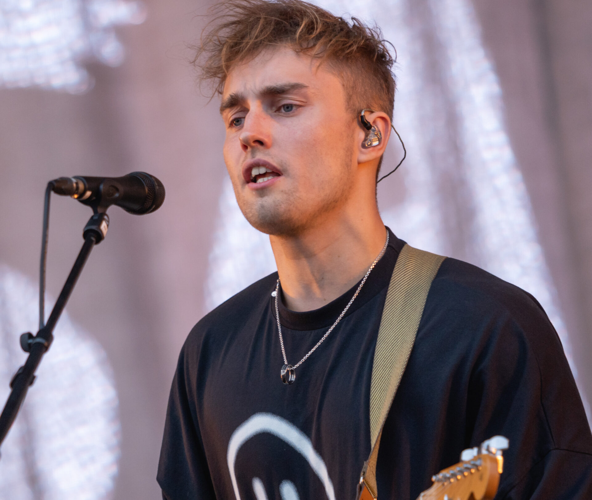 Sam Fender said he considered selling drugs before music provided a way out