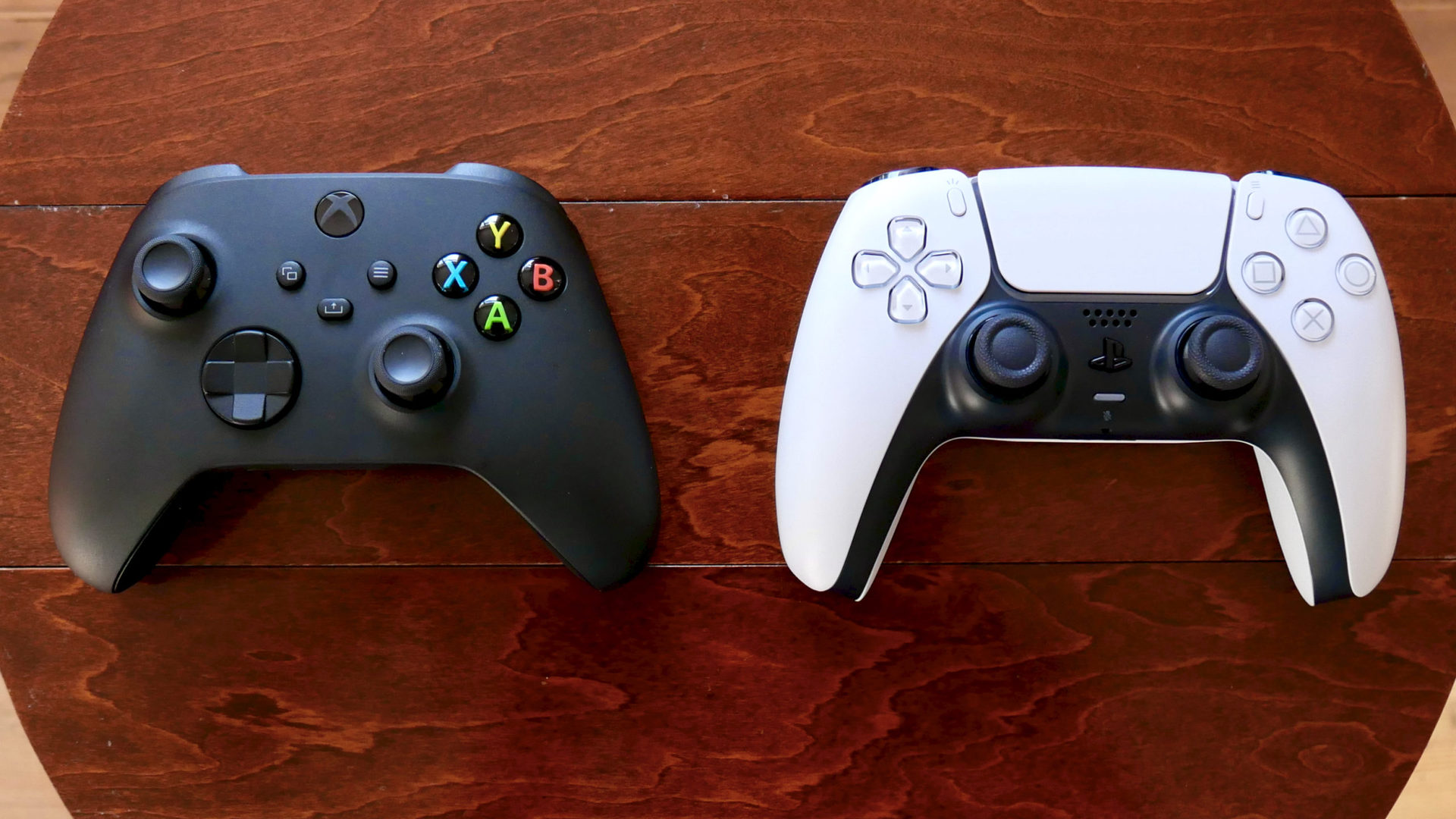 PS5 DualSense vs. Xbox Series X Controller - Head To Head Comparison -theentertainment.vision
